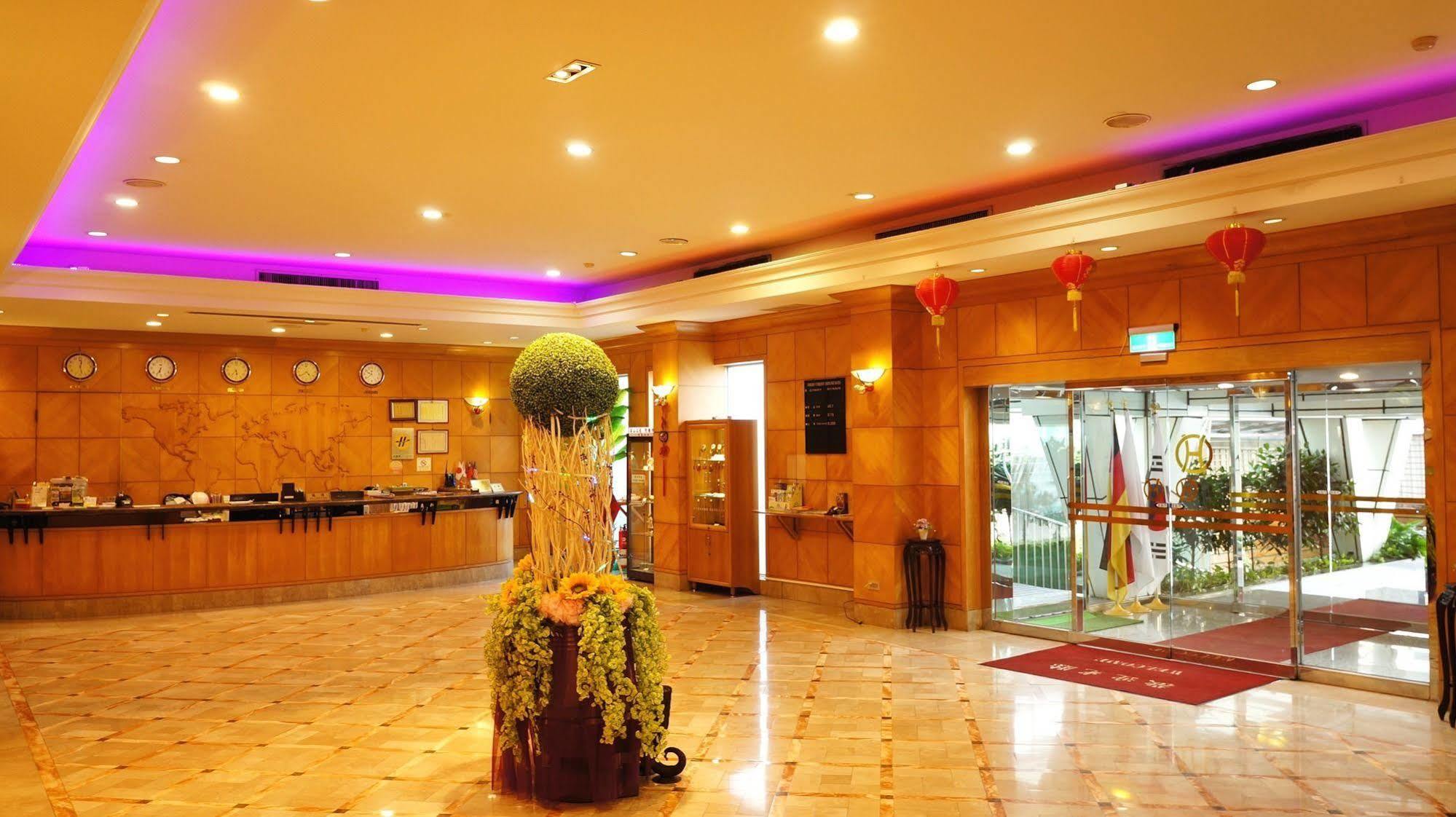 Oriental Hotel Тайнань Экстерьер фото